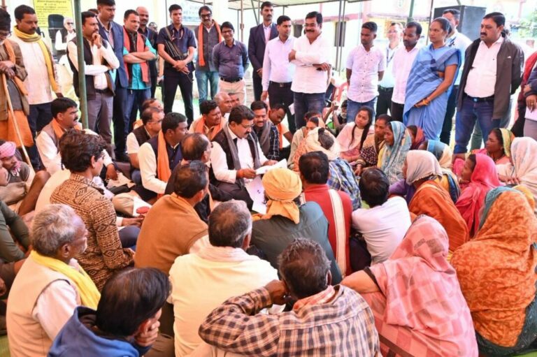 उपमुख्यमंत्री ने जनचौपाल में ग्रामीणों के संग बैठ की ग्राम के विकास पर चर्चा